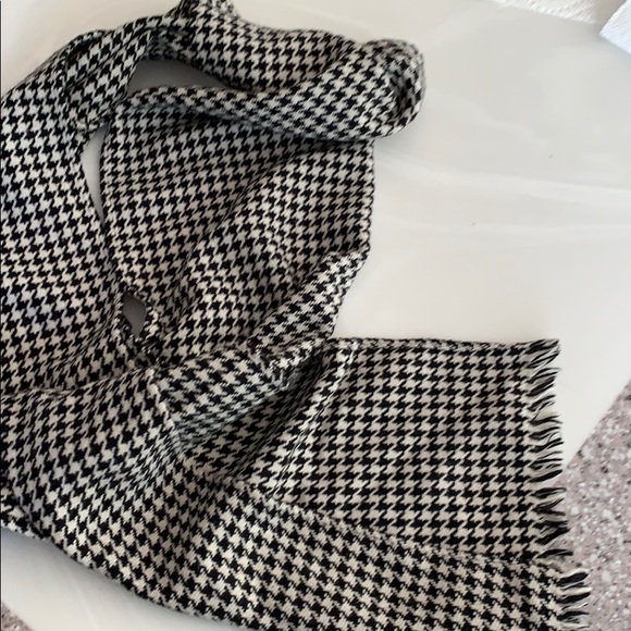 Accessories - Scarf. Houndstooth black/white. 9.5x67”.